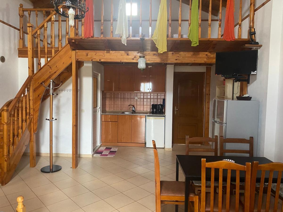 Rexhos Studios Himare Buitenkant foto