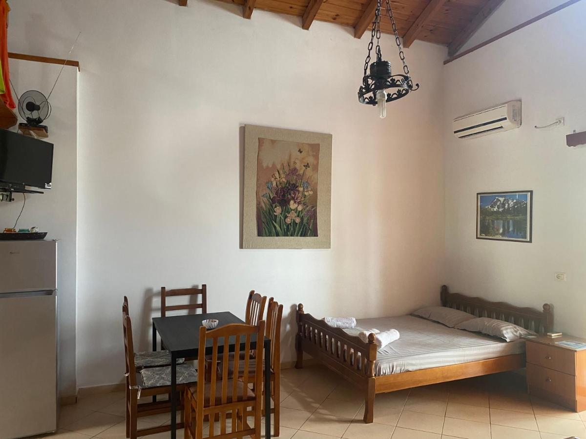 Rexhos Studios Himare Buitenkant foto