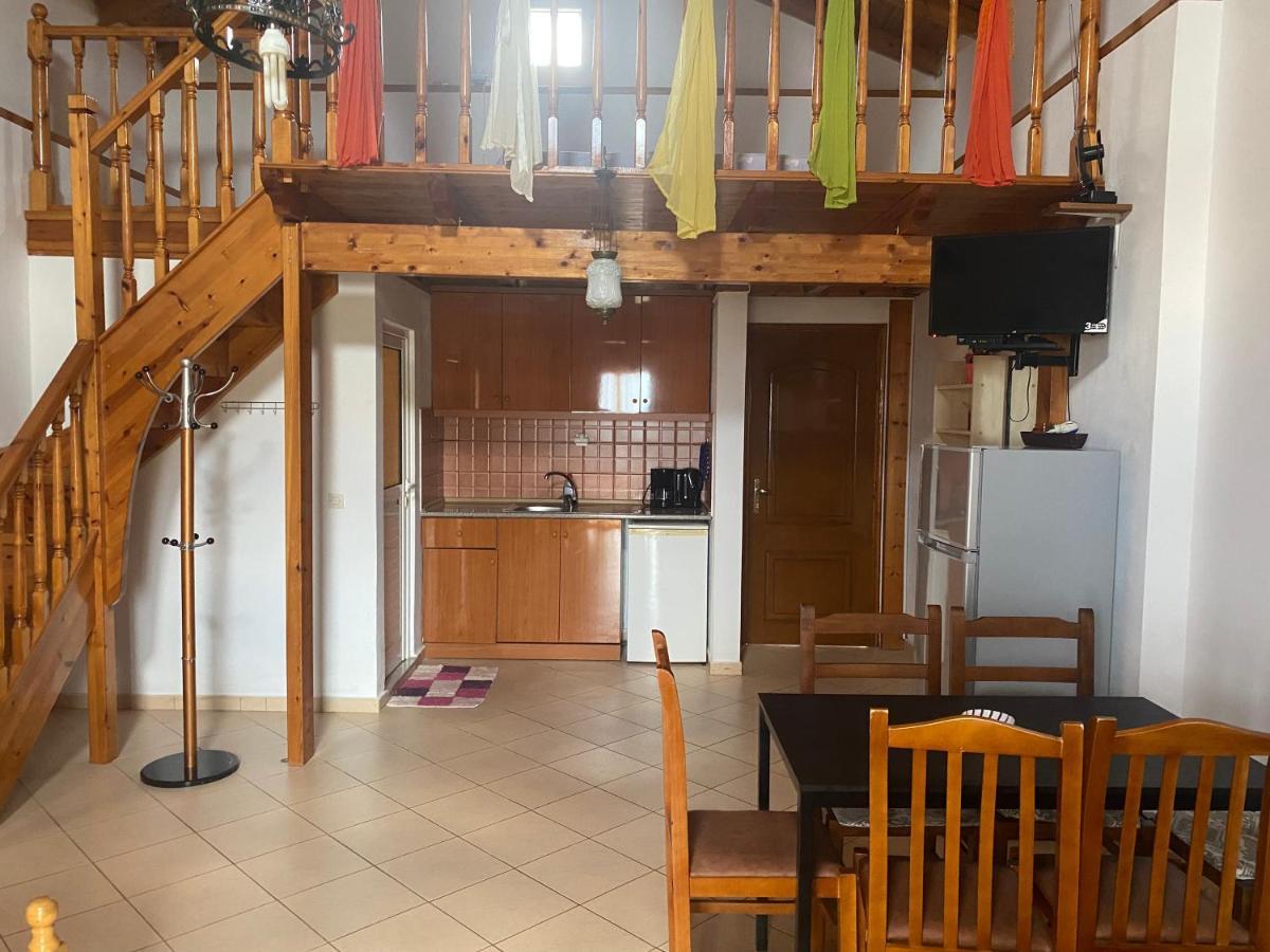 Rexhos Studios Himare Buitenkant foto