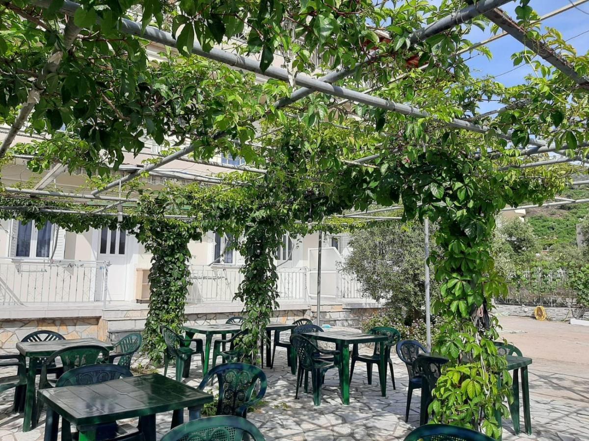 Rexhos Studios Himare Buitenkant foto