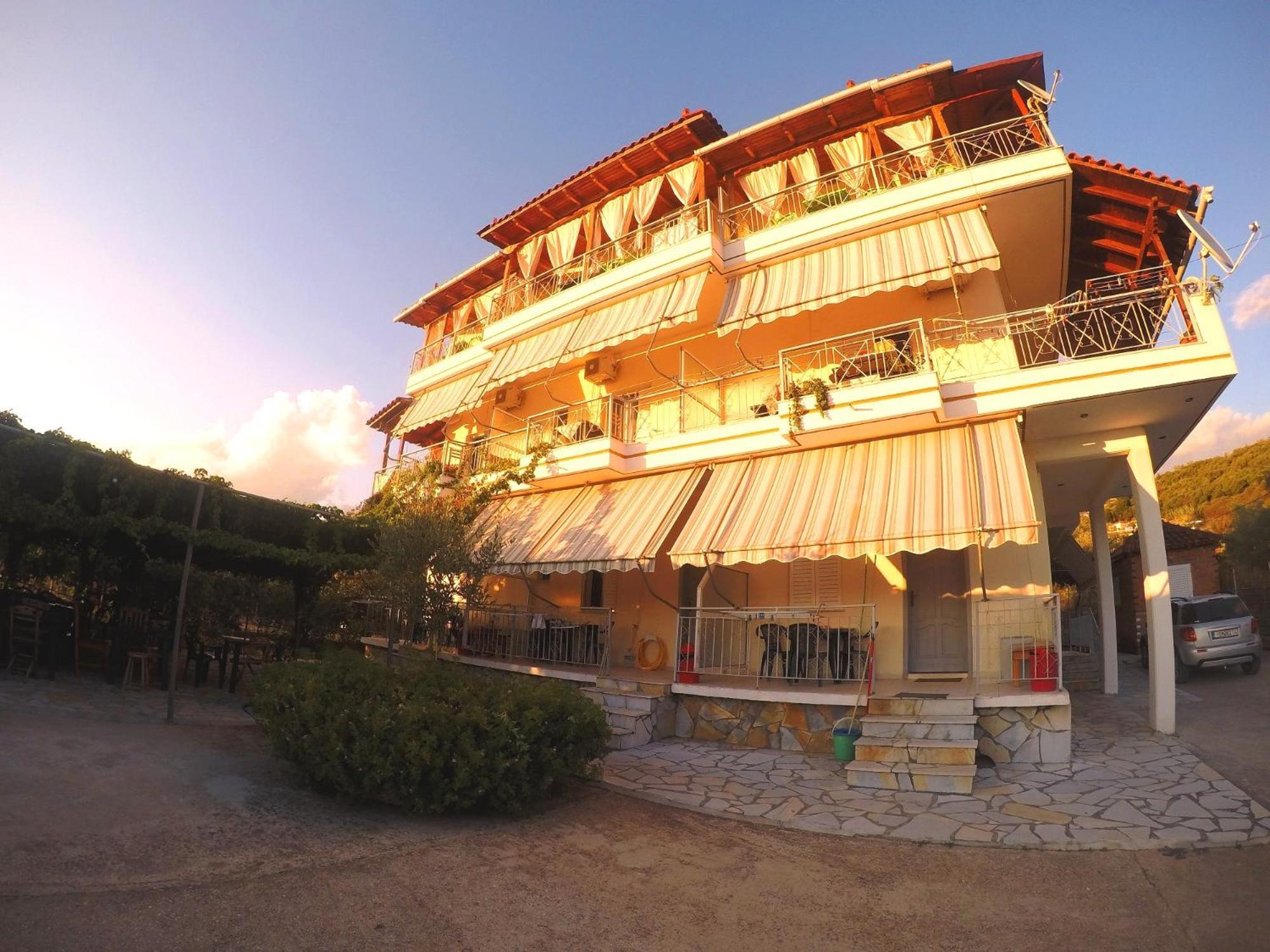 Rexhos Studios Himare Buitenkant foto