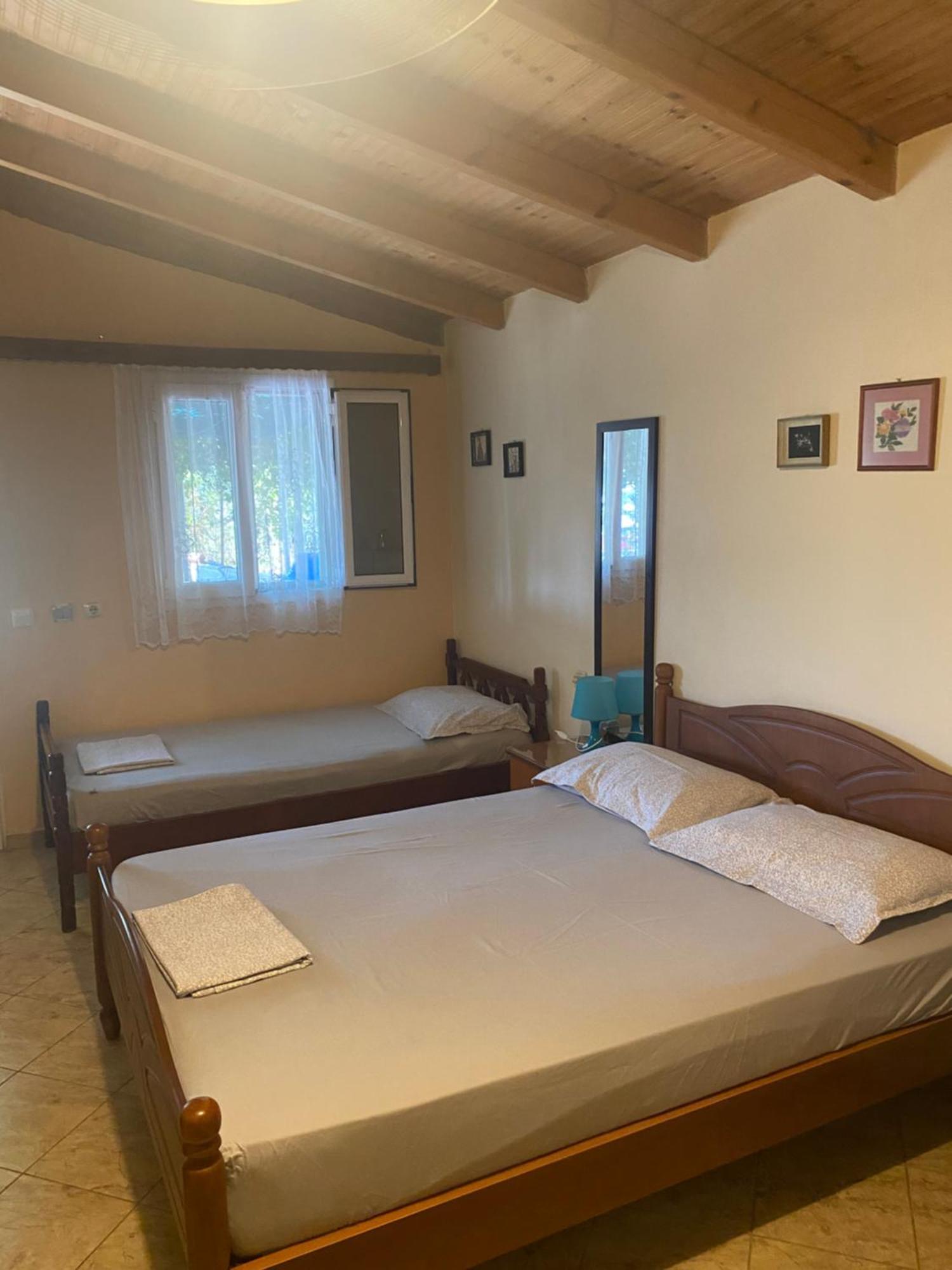 Rexhos Studios Himare Buitenkant foto