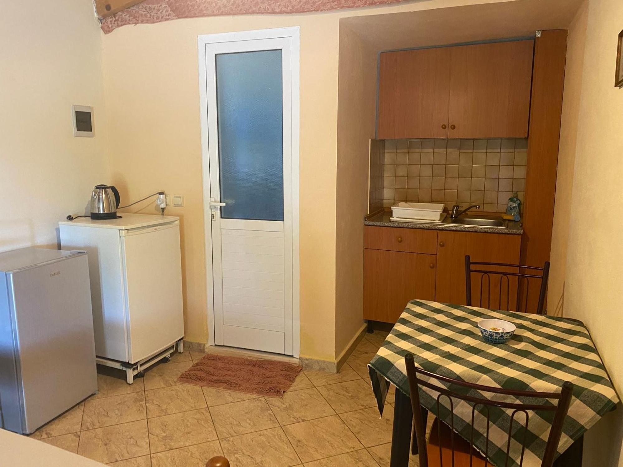 Rexhos Studios Himare Buitenkant foto