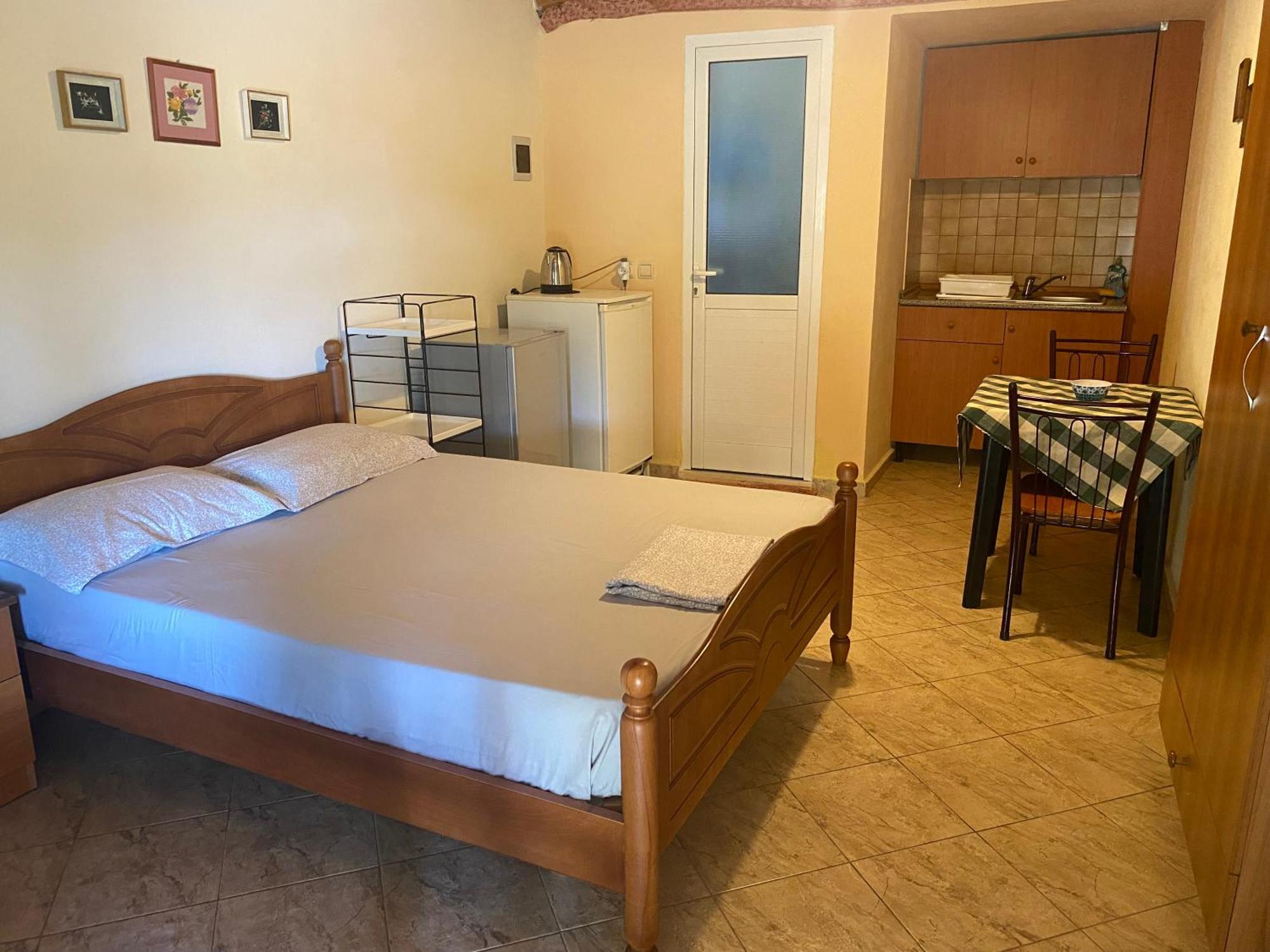 Rexhos Studios Himare Buitenkant foto