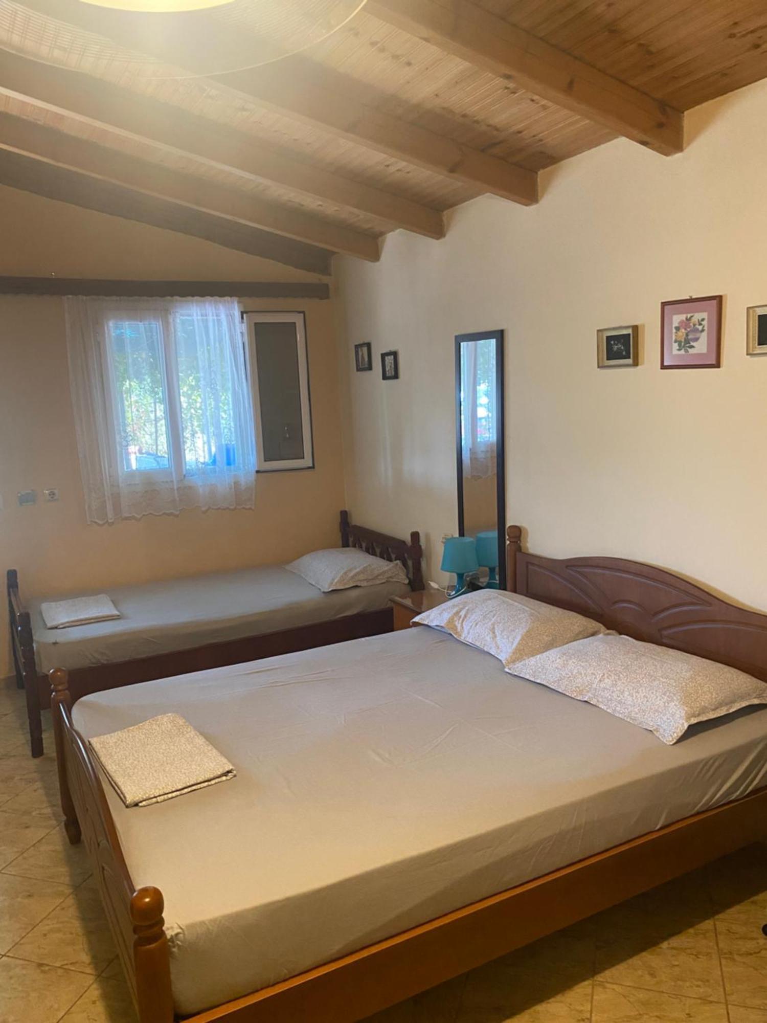 Rexhos Studios Himare Buitenkant foto