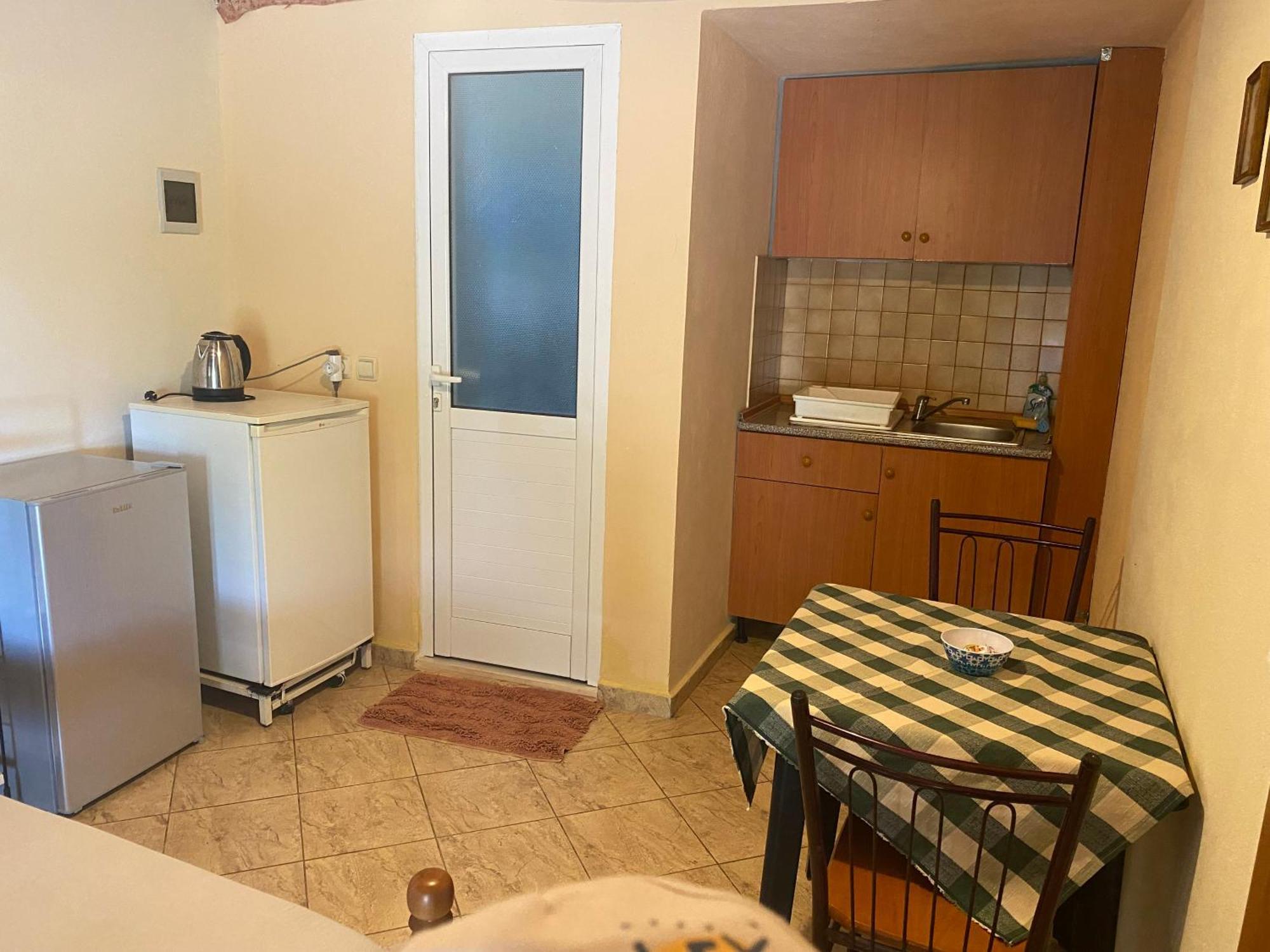 Rexhos Studios Himare Buitenkant foto