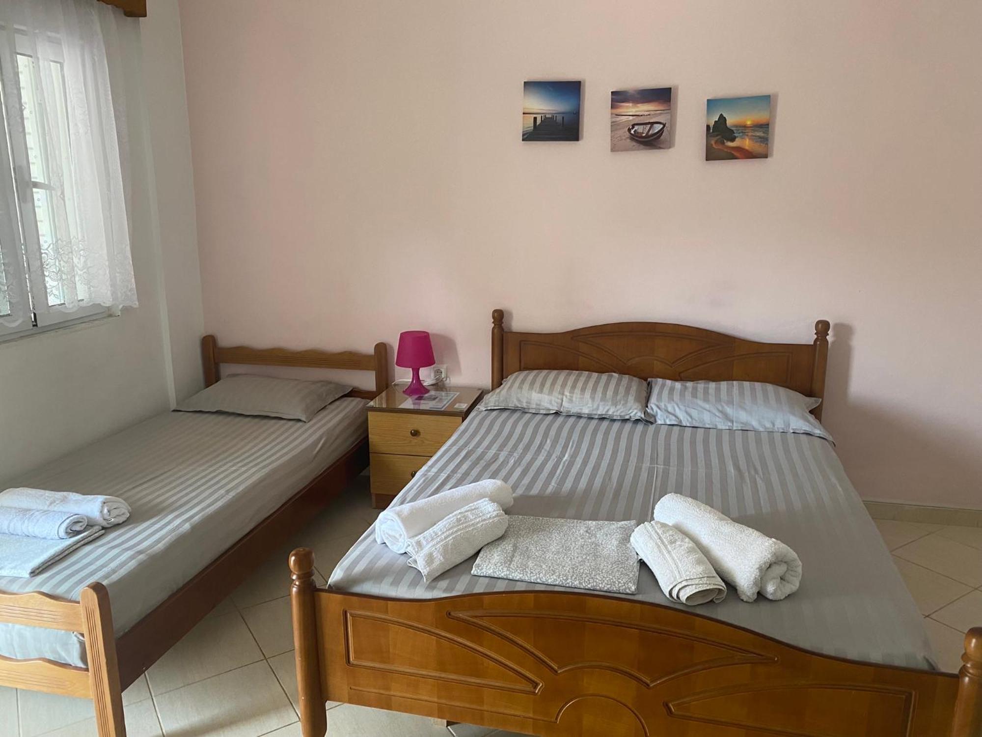 Rexhos Studios Himare Buitenkant foto