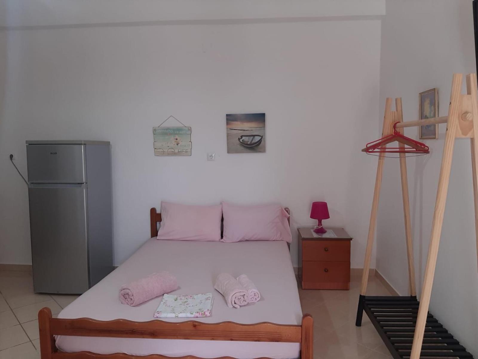 Rexhos Studios Himare Buitenkant foto