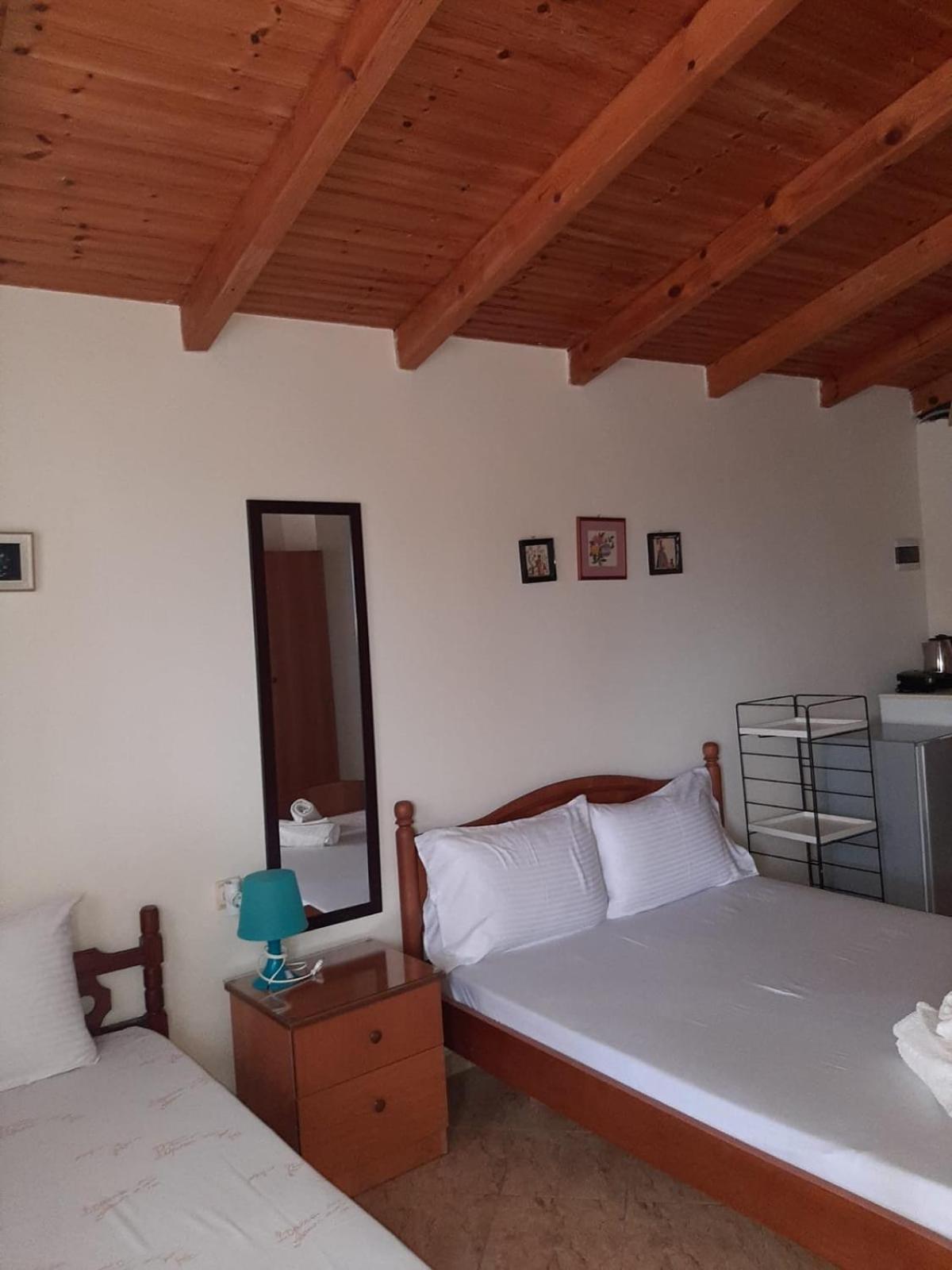 Rexhos Studios Himare Buitenkant foto