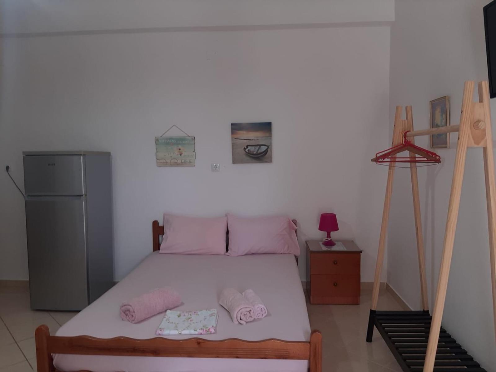 Rexhos Studios Himare Buitenkant foto