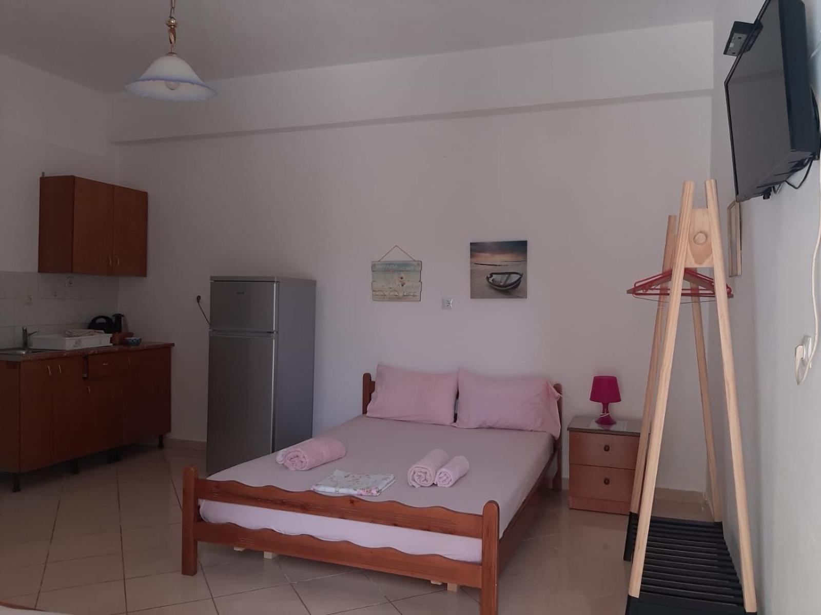 Rexhos Studios Himare Buitenkant foto