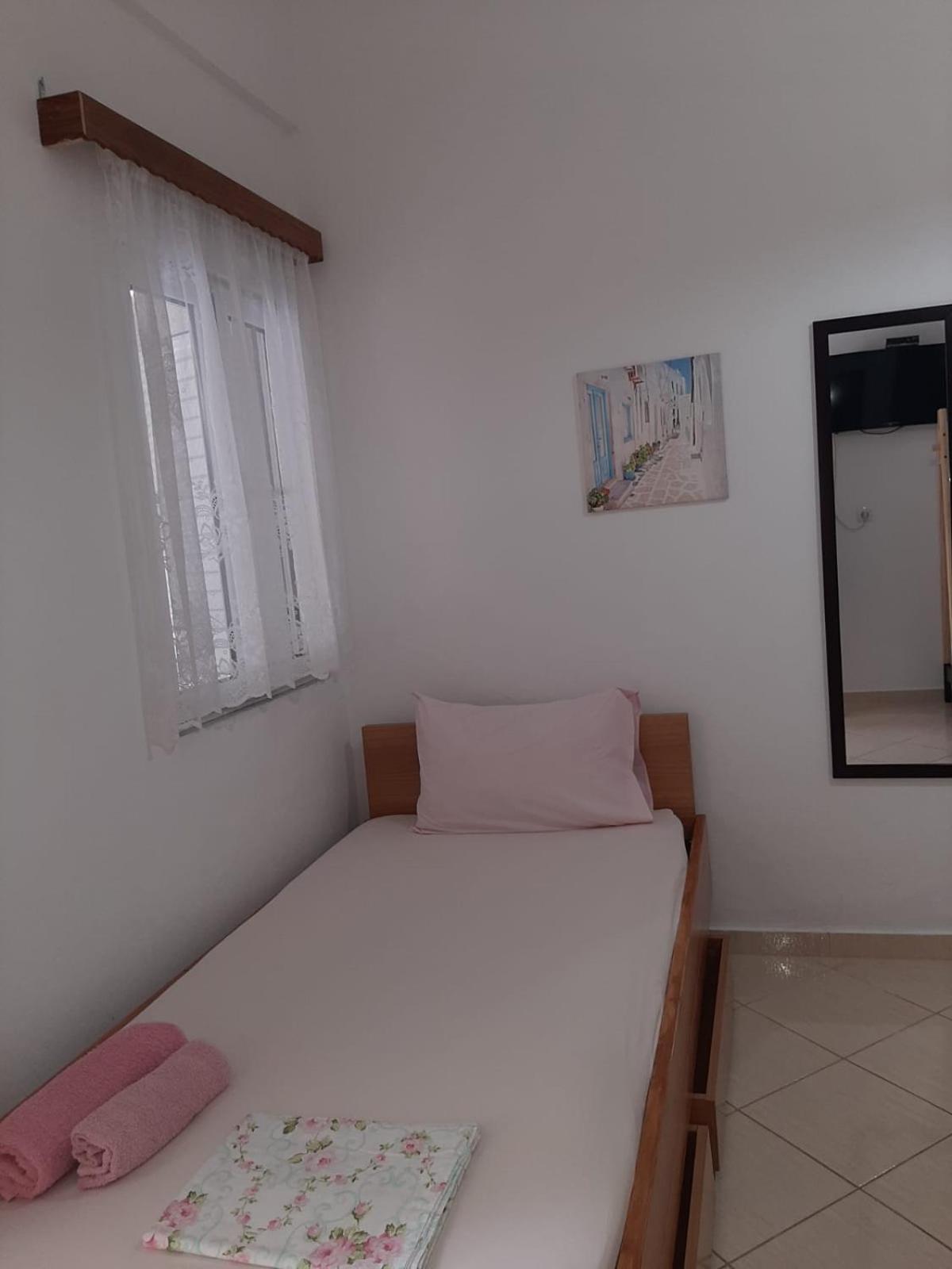 Rexhos Studios Himare Buitenkant foto